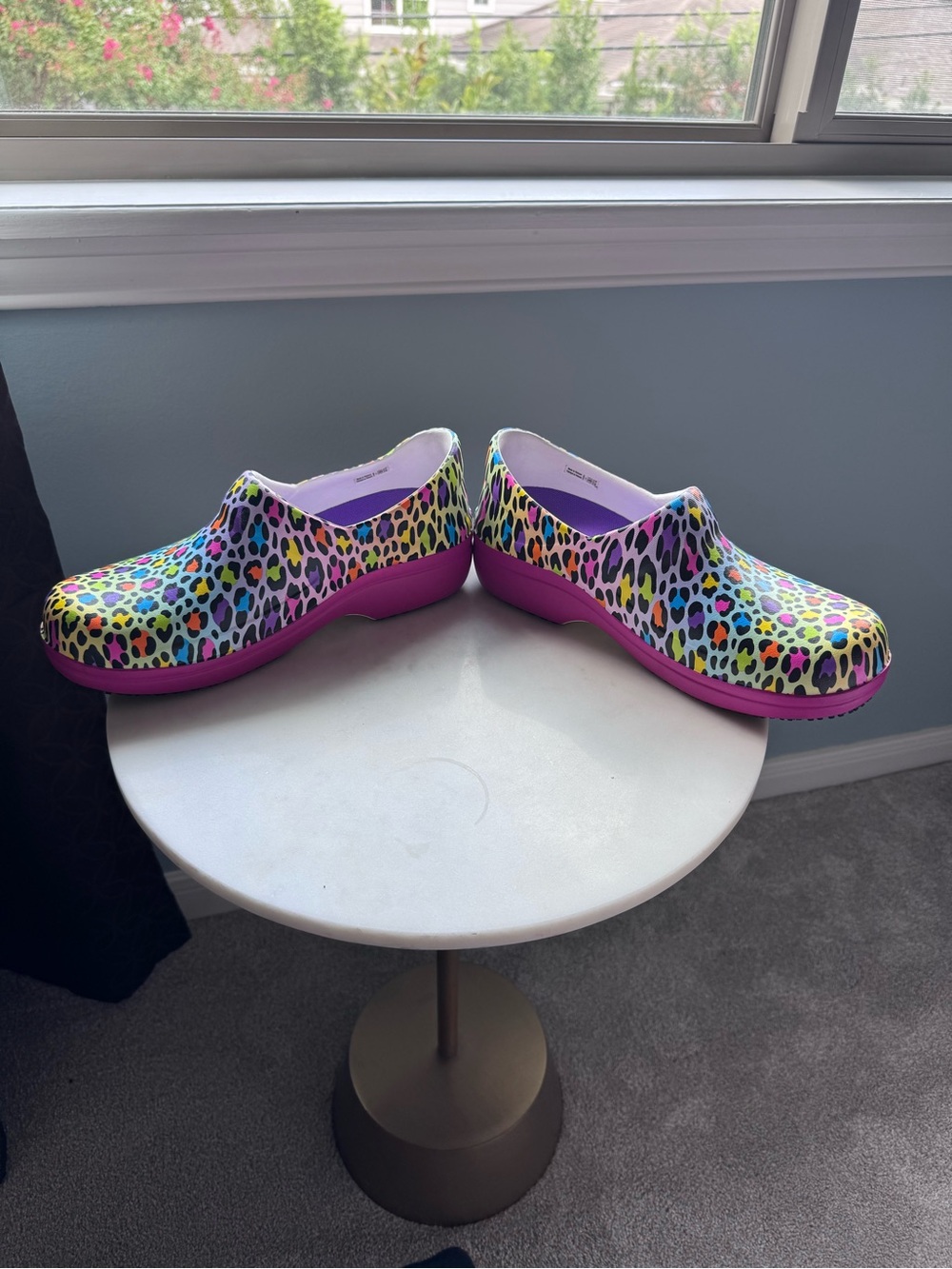 CROCS x LISA FRANK Neria Pro II - Neon Leopard Slip-On Clogs with Purple Insole - Picture 7 of 10